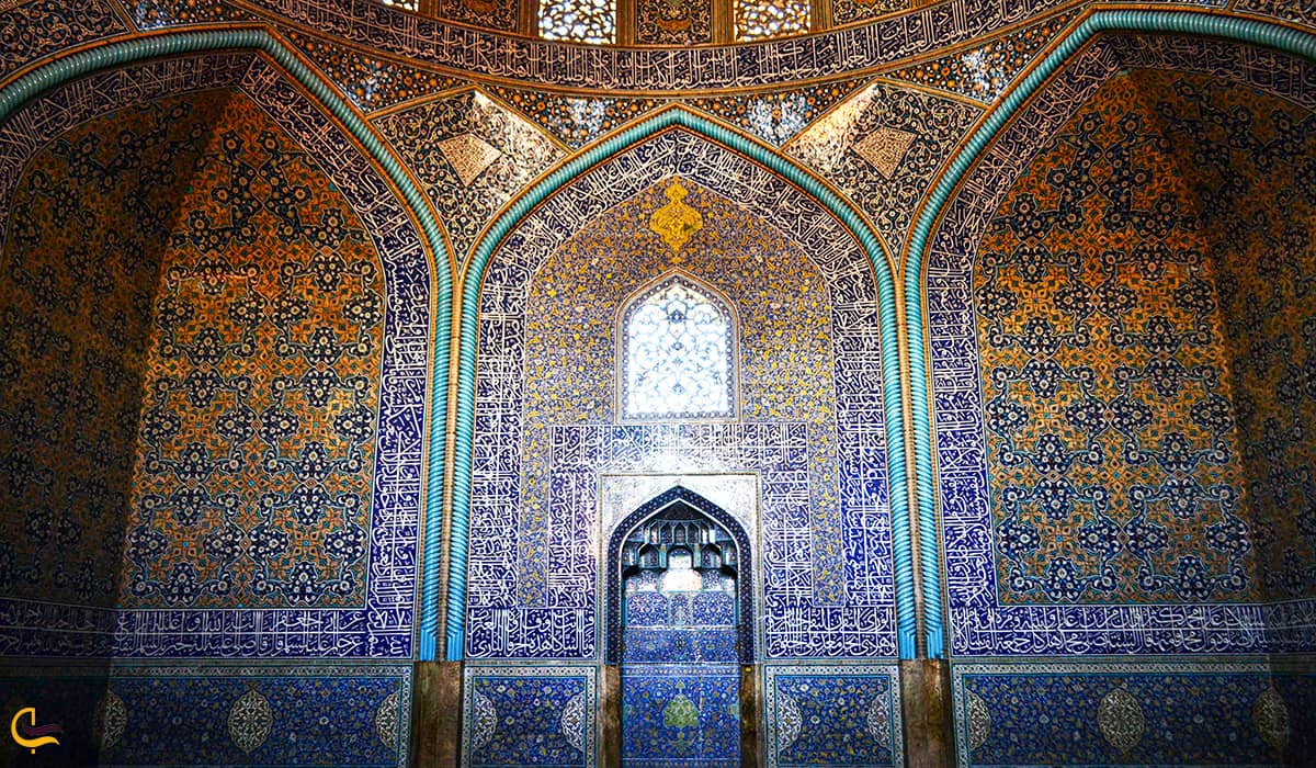 نمایی از هنر به‌کاررفته در محراب مسجد شیخ لطف الله