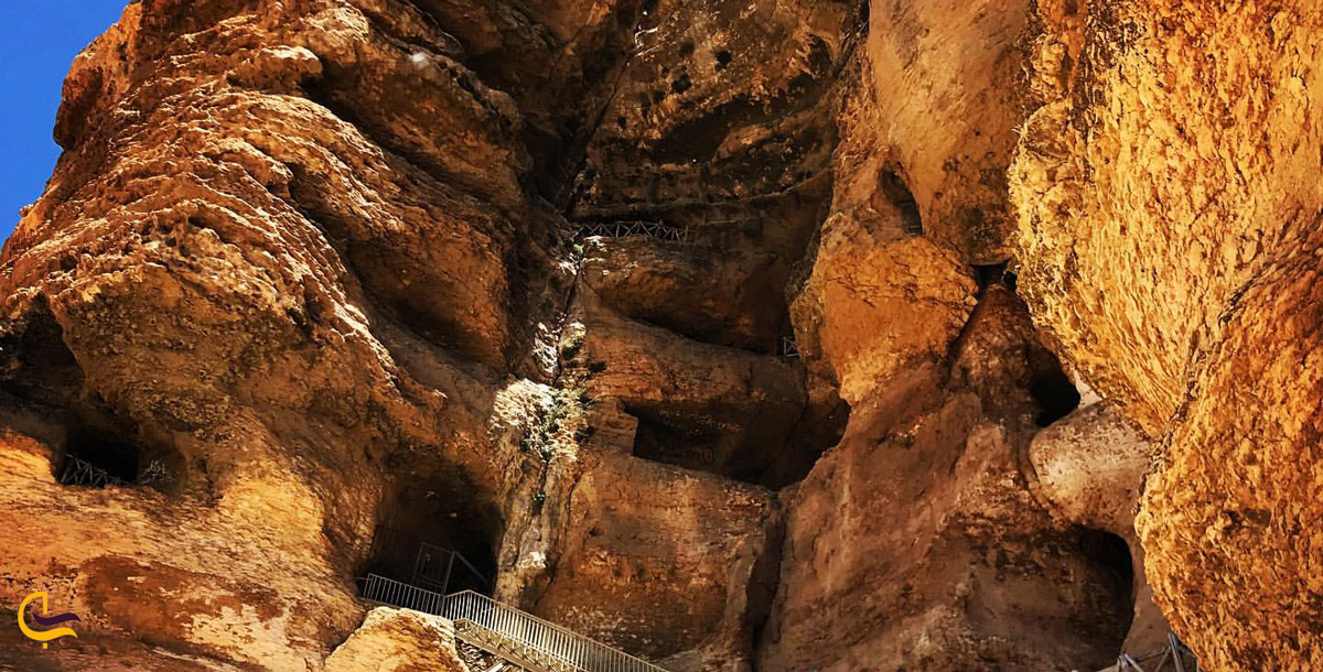 غار کرفتو و پلکان آن