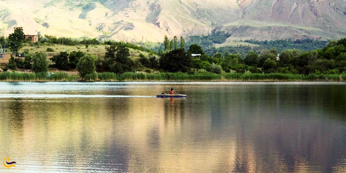 زنی در حال قایق ر انی در دریاچه اوان