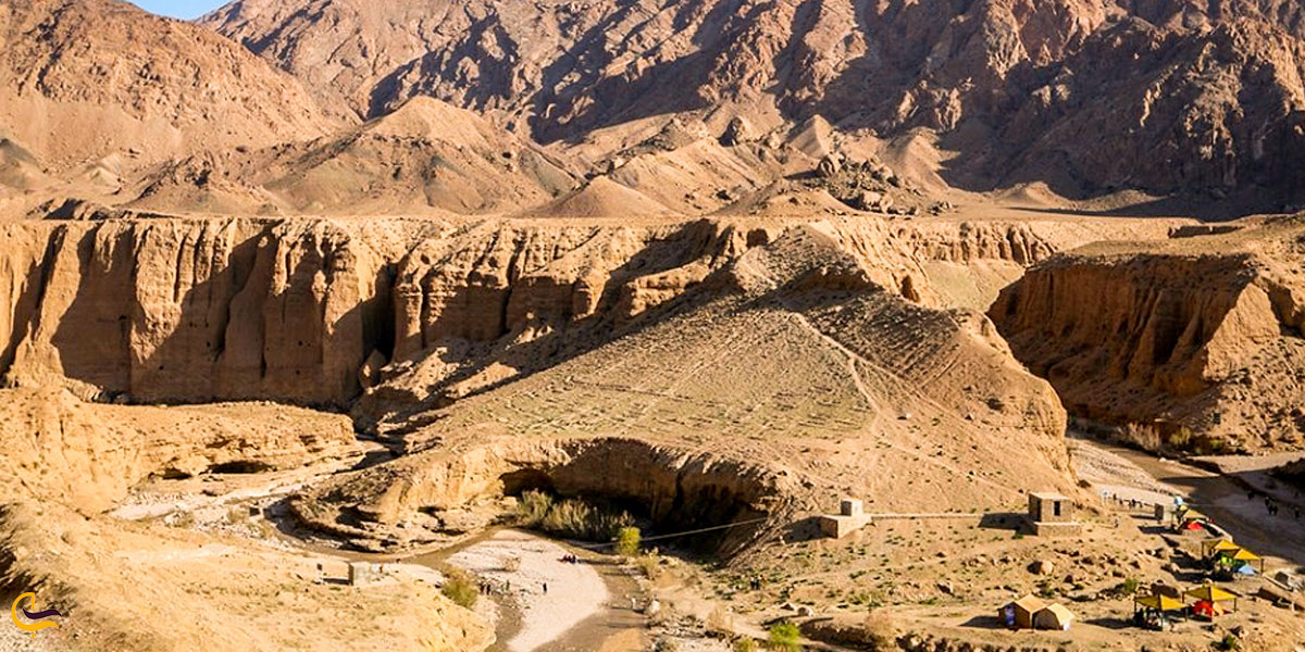 اقامتگاه های روستای ازمیغان در نزدیکی دره جنی