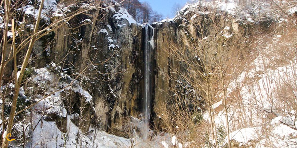 آبشار همیشه جاری لاتون در زمستان