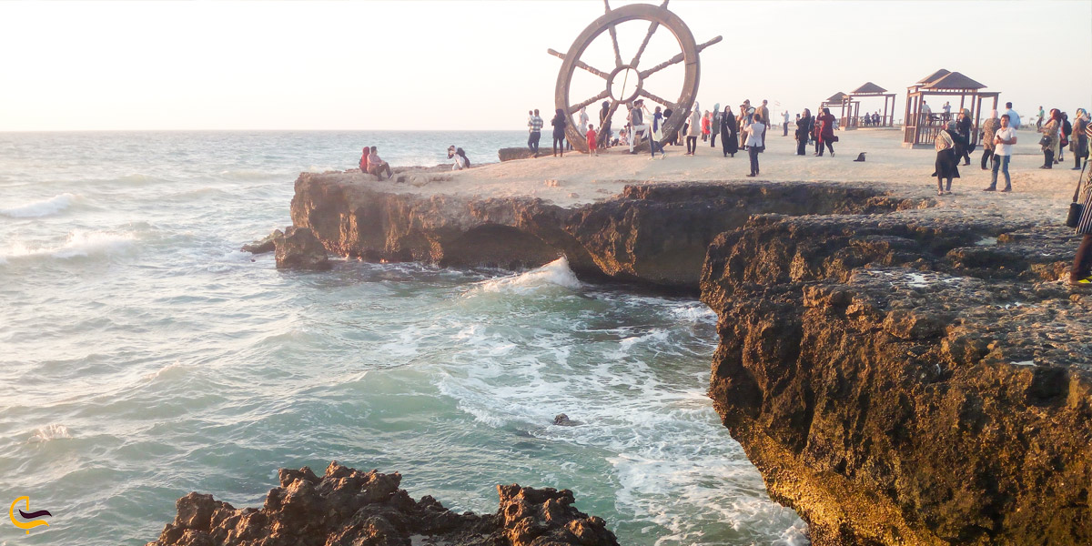 تفریح مردم در ساحل جزیره کیش