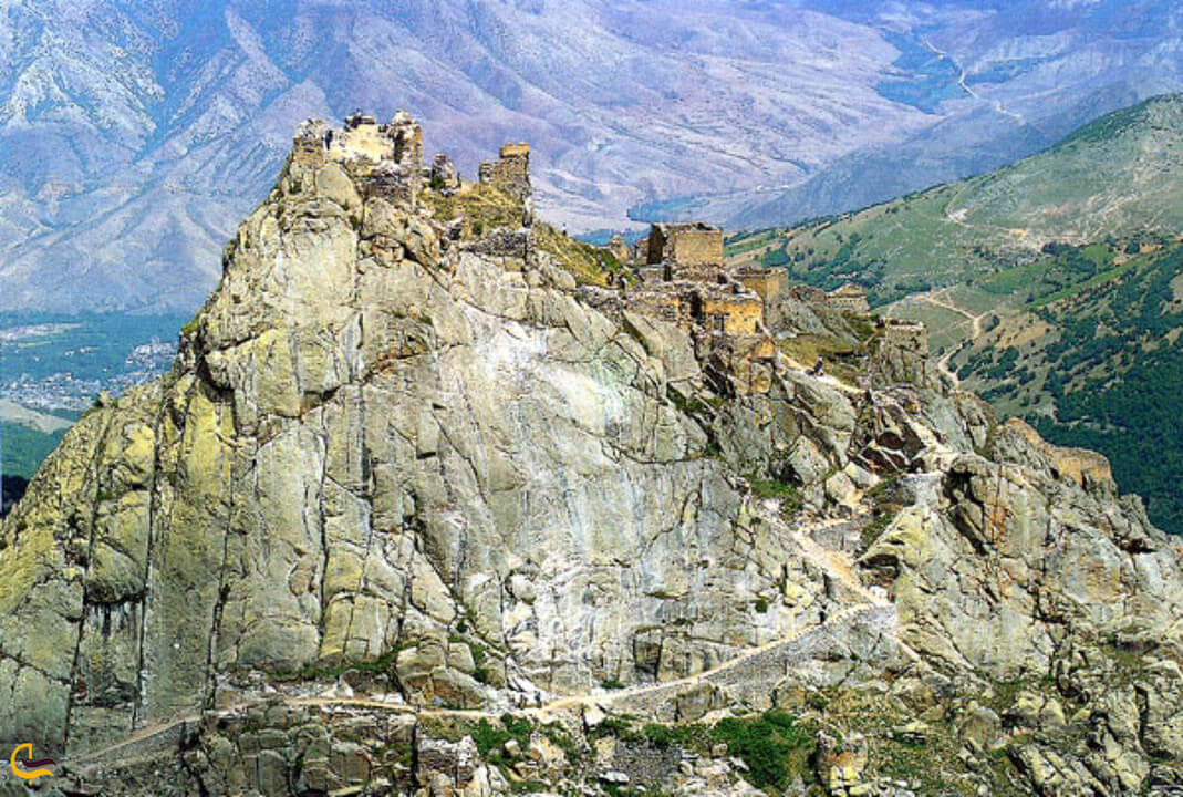 طبیعت‌گردی و کوه‌نوردی در مسیر قلعه بابک