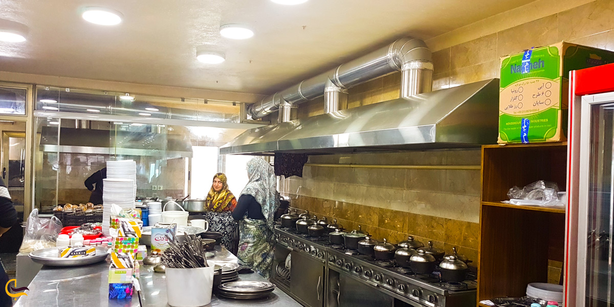 خاور خانم در رستورانش