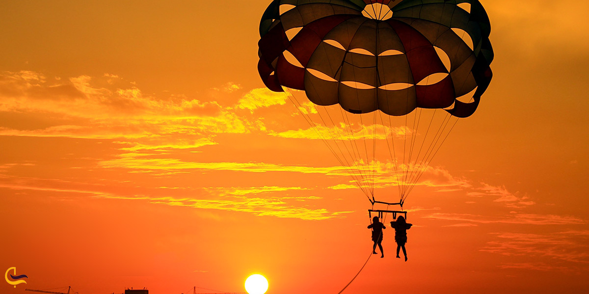 پاراسل در غروب