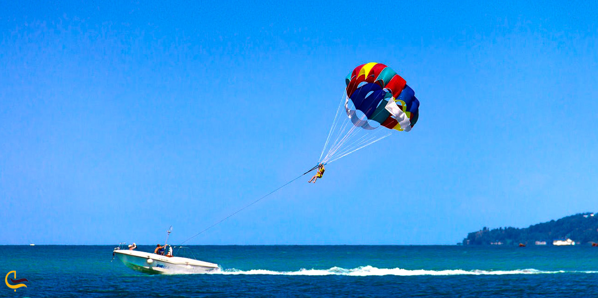 لذت پاراسل در آب‌های خلیج فارس