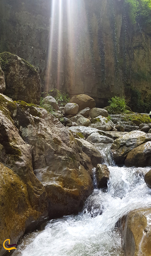 تابش نور خورشید بر آبشار پلنگ دره