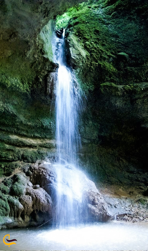 نمایی نزدیک از آبشار پلنگ دره