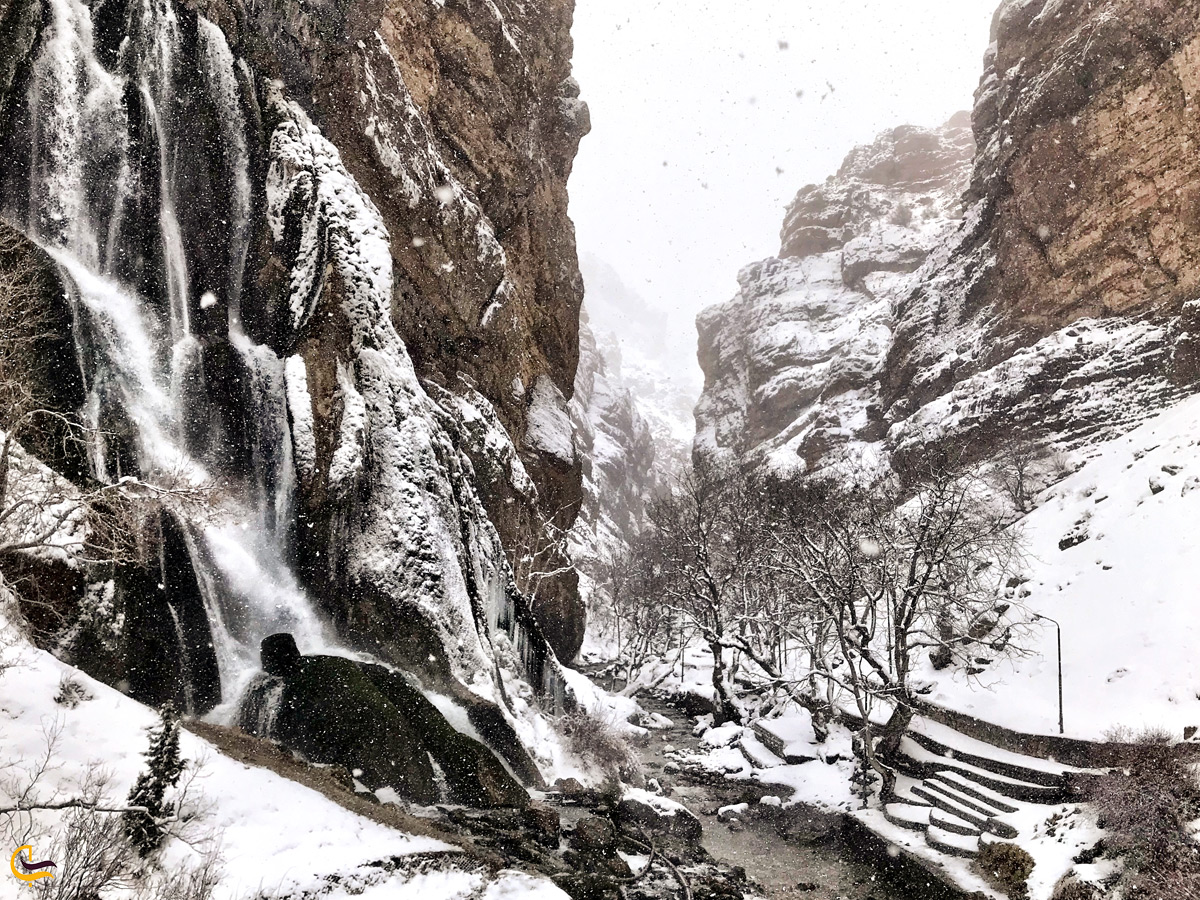 آبشار آب سفید در زمستان