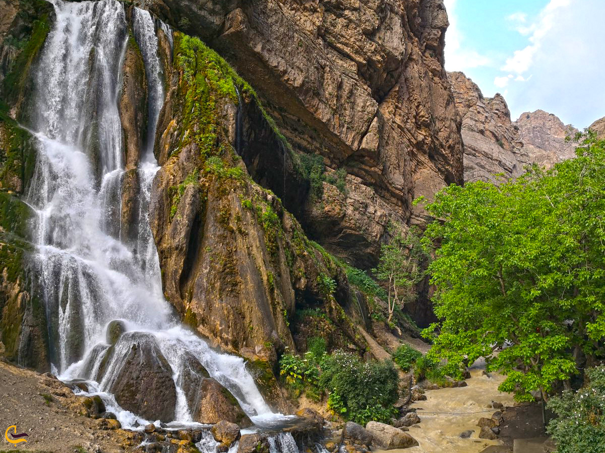 عکسی زیبا از آبشار آب سفید در مازندران