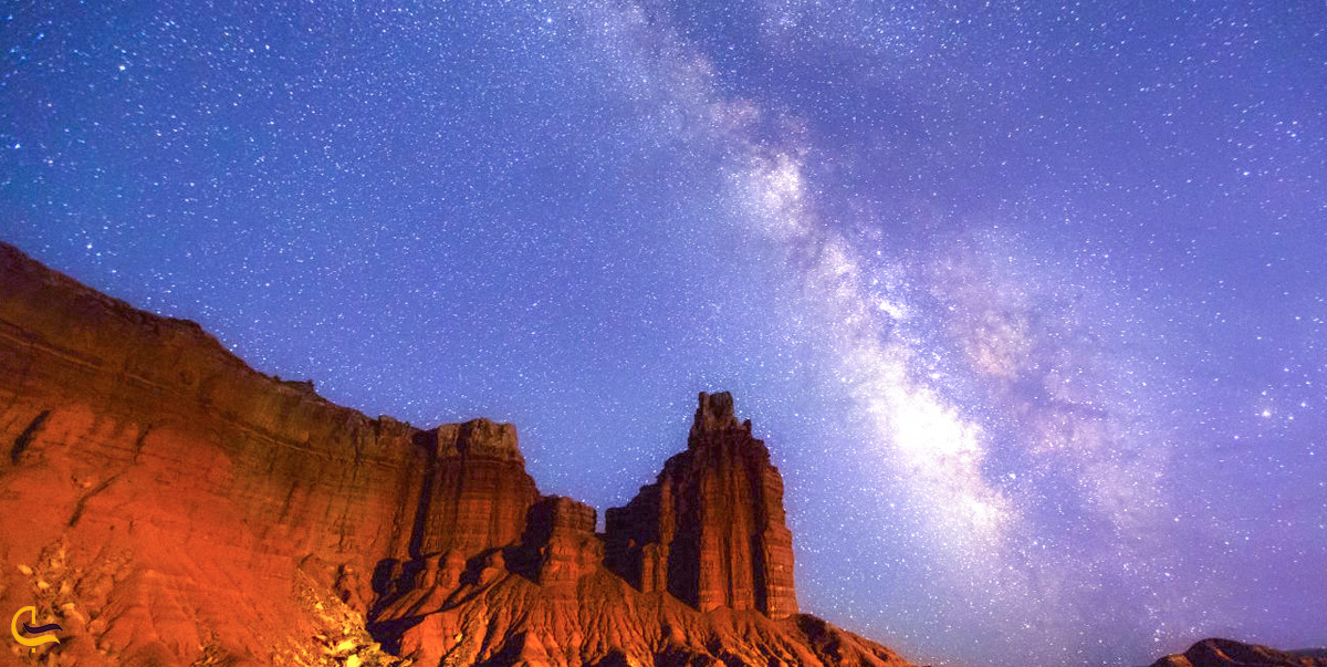 تصویری زیبا از آسمان شب قشم در جوار صخره های جذاب