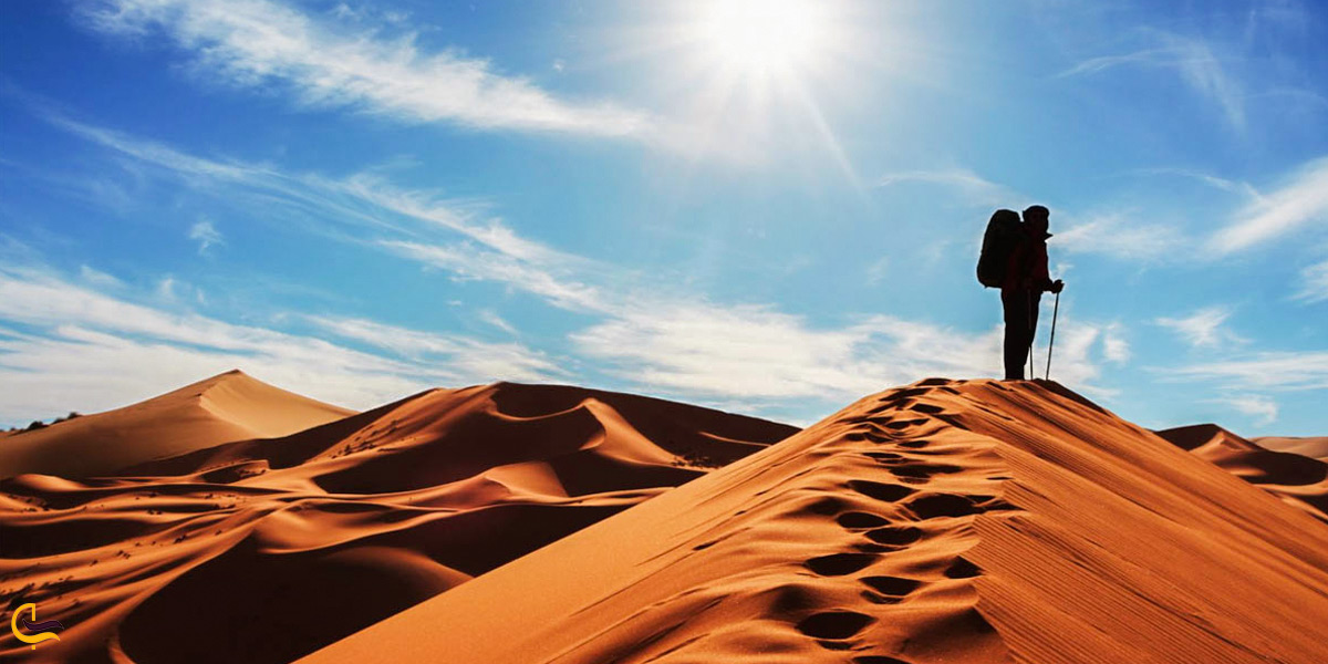 مردی در حال کویرنوردی در کویر مصر