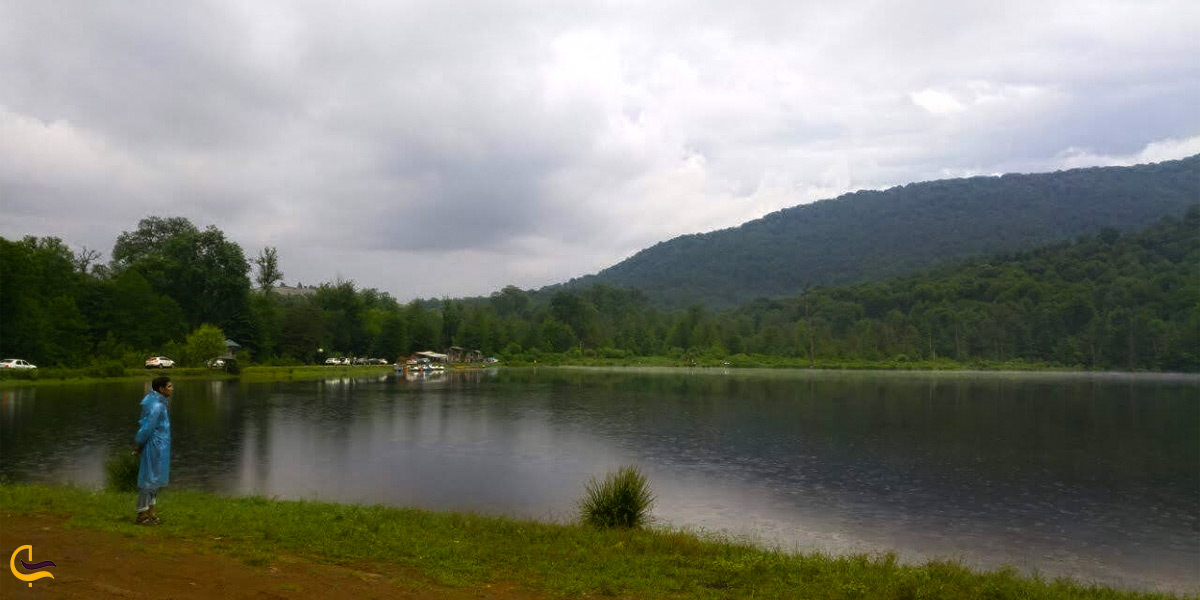 یک مرد ایستاده در کنار دریاچه الندان