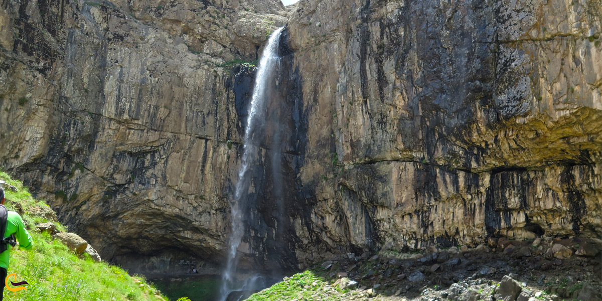 نمایی زیبا از آبشار خور