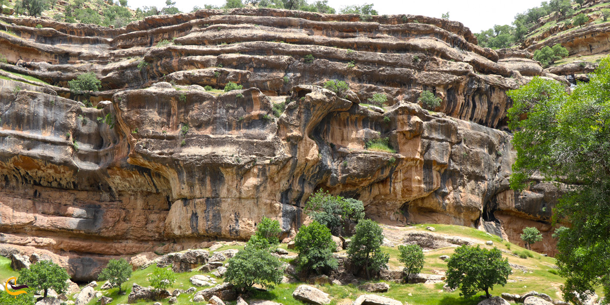 سنگ‌های لایه‌لایه در دره شیرز