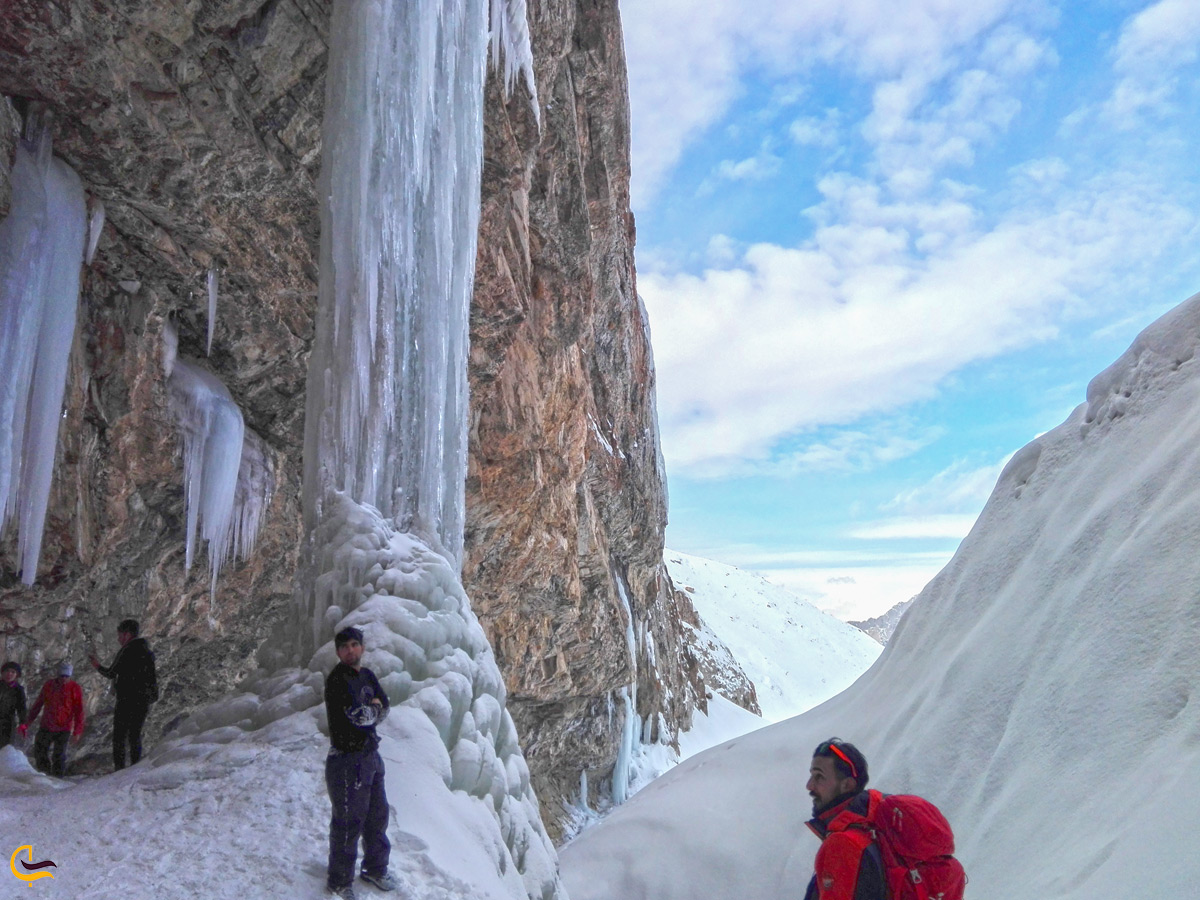 کوهنوردی در زمستان آبشار یخ‌زده خور