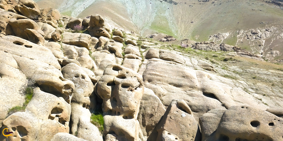 آدمک‌های سنگی در روستای وردیج تهران