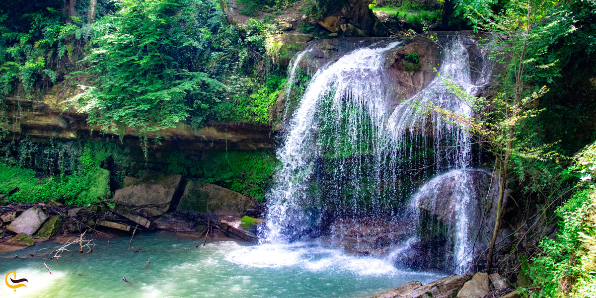 هفت آبشار تیرکن در طبیعت سرسبز تابستانی
