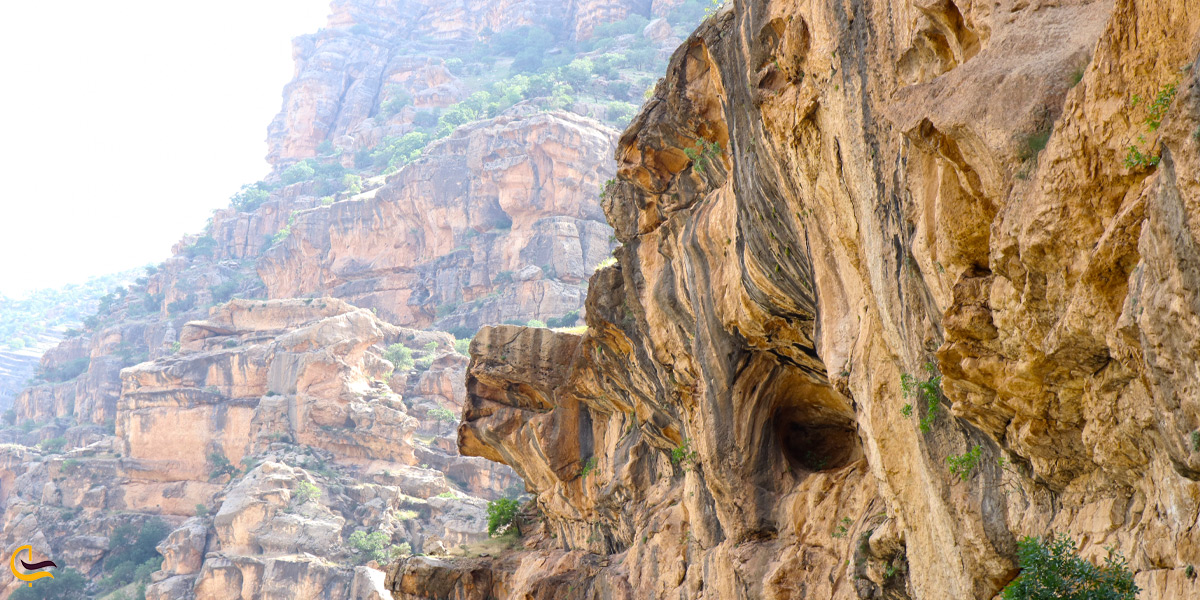 نمایی از صخره های دره شیرز 