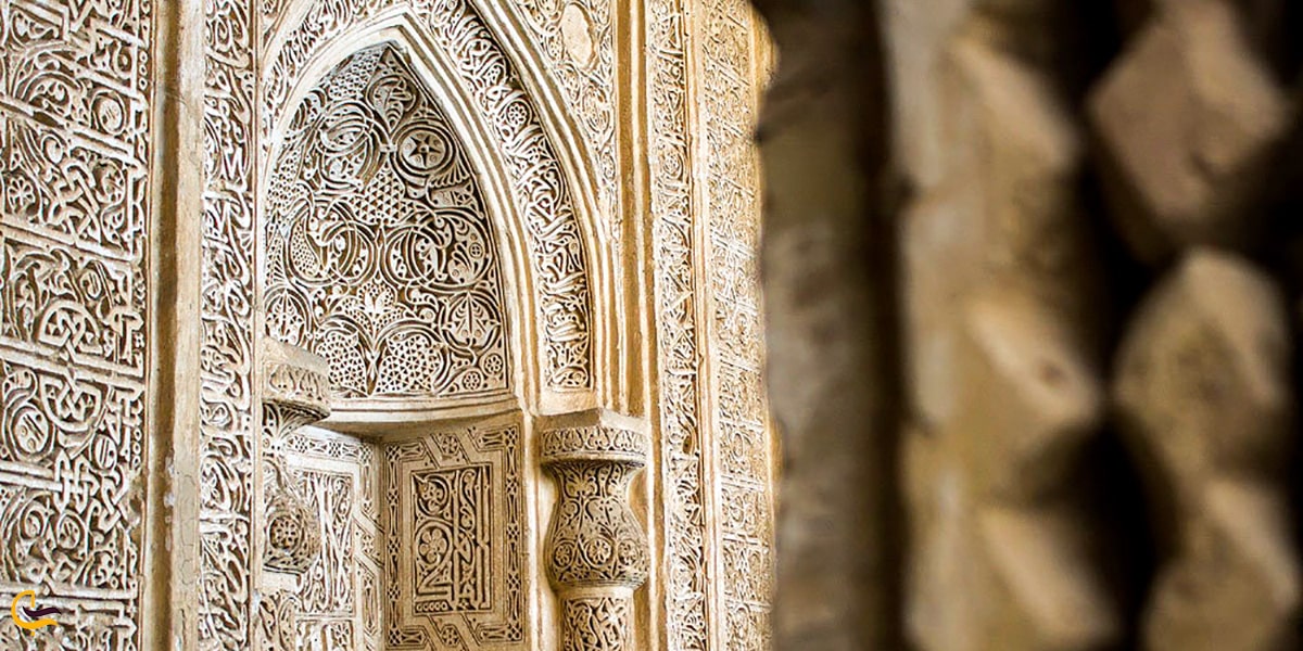 جاهای دیدنی شاهرود | نمایی از گچبری مسجد بسطام