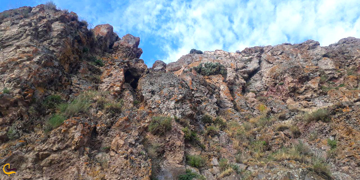 کوه‌های صخره‌ای در روستای چناقچی علیا