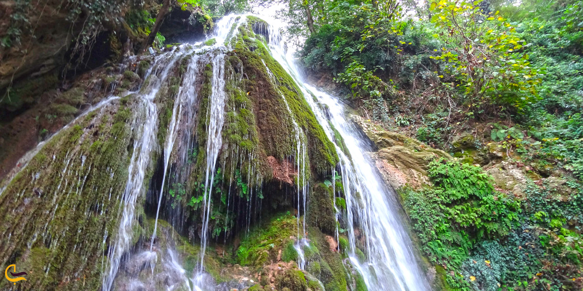 نمایی از پایین آبشار کبودوال در تابستان