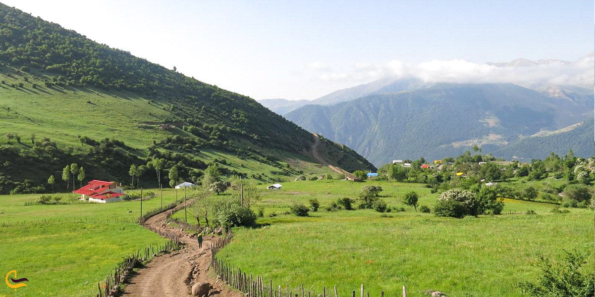 مسیر رسیدن به دریاچه نئور در تابستان