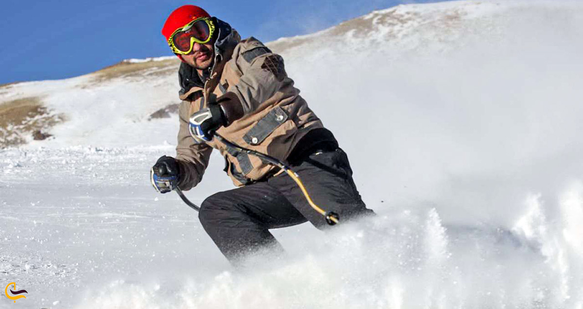 اسکی سواری و تیوپ سواری و تله سیژ همه تفریحات زمستانی در پیست اسکی آلوارس سرعین در استان اردبیل