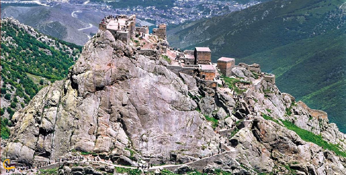 تصویر قلعه بابک خرمدین پهلوان جوانمرد ایرانی در جنگل های ارسباران در نزدیکی اینالو