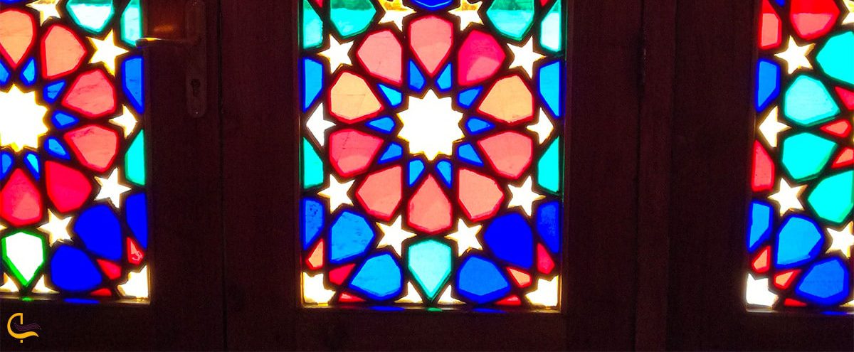 تصویر شیشه های زیبای رنگی در زیرزمین خانه زینت الملوک