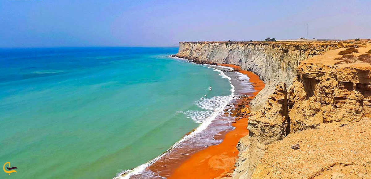 ساحل صخره ای ماسه ای بریس نشانگر عظمت چابهار می باشد