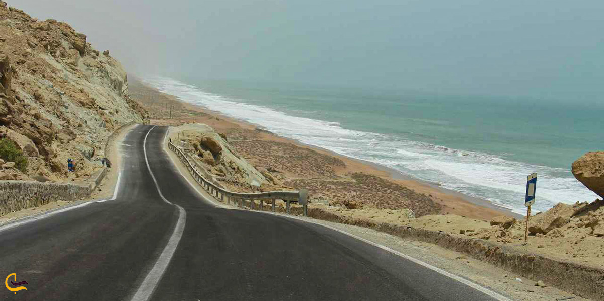 حس تازه رانندگی با منظره ی دریای عمان و کوه های جاده ساحلی از شهر چابهار به بندر گواتر