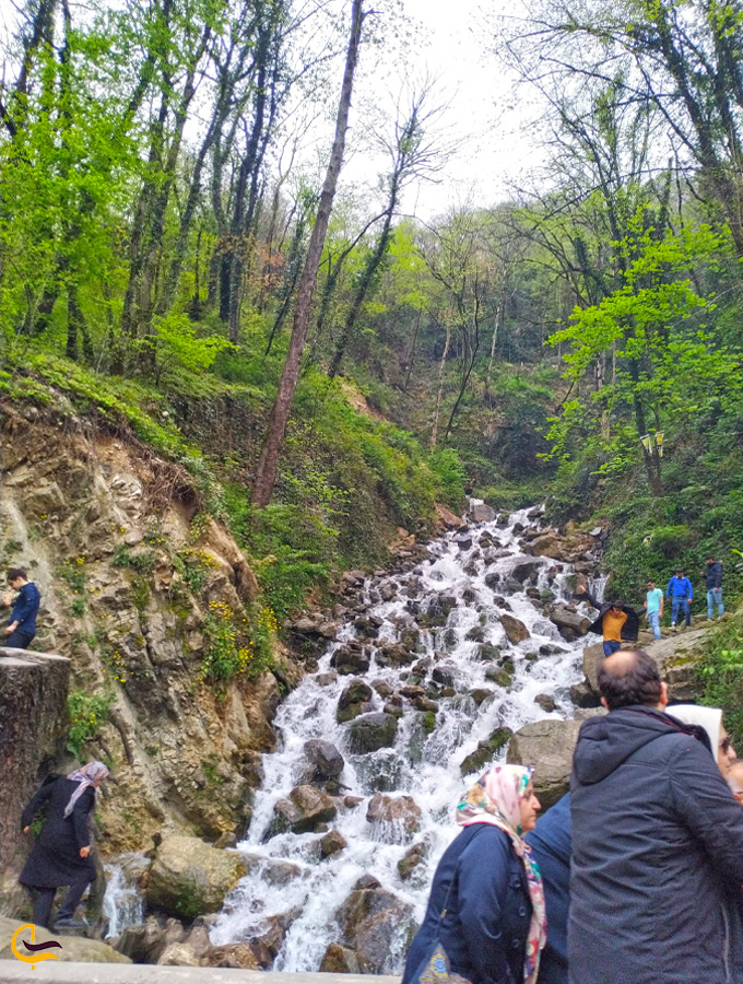 طبیعت زیبای اطراف آبشار آب پری