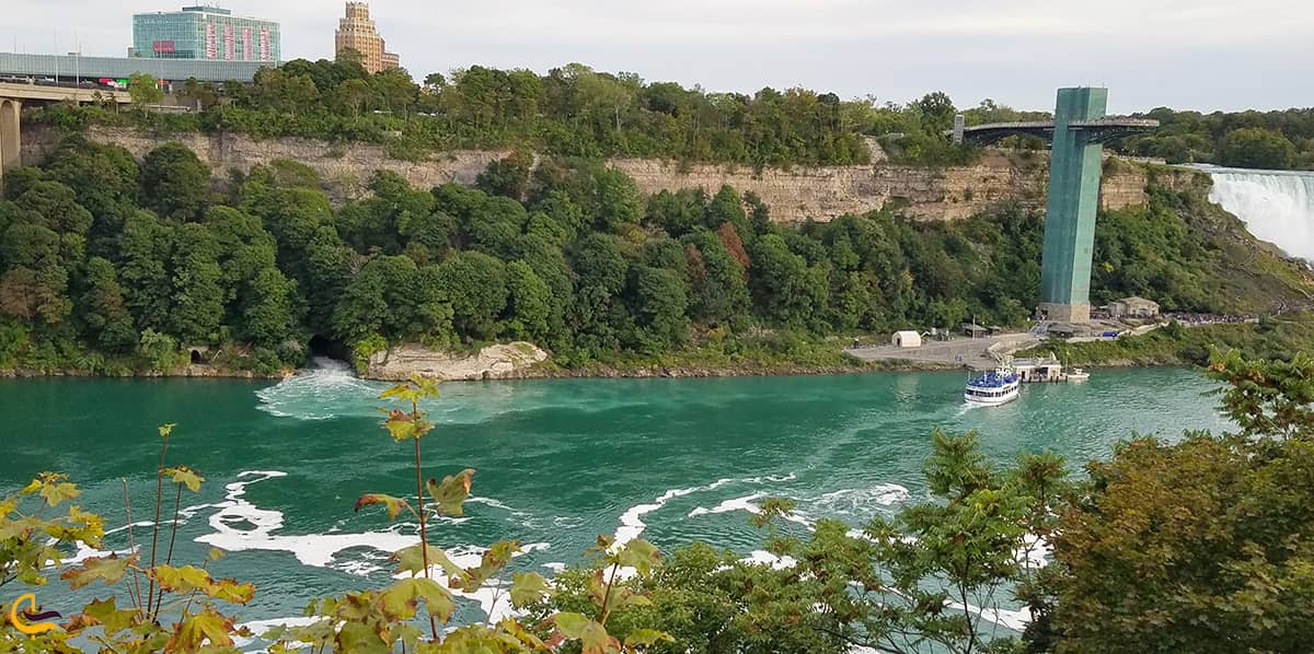 تصویر زیبای آبشار های نیاگارا به رنگ سبز به دلیل فرسایش خاک و نمک موجود در خشکی