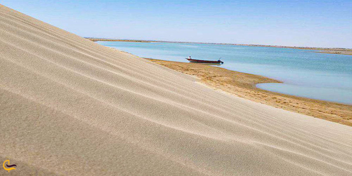 تصویر زیبای تلاقی بیابان و دریا در سواحل مکران در استان سیستان بلوجستان