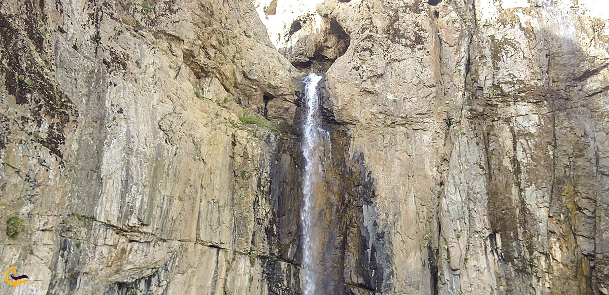 تصویر زیبا از نمای کلی آبشار آدران