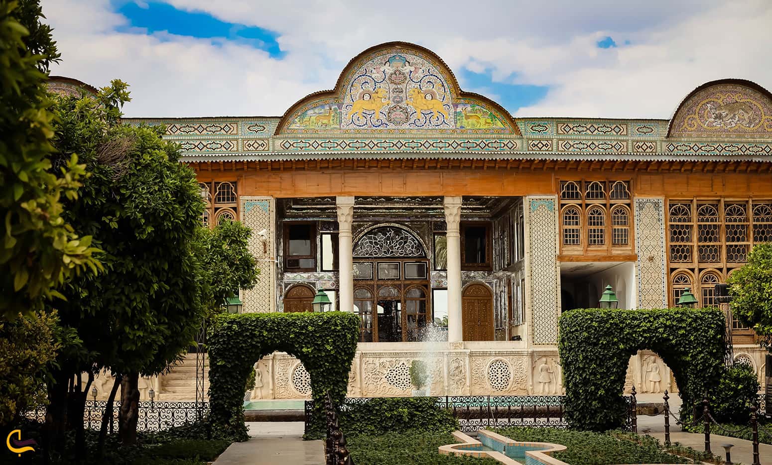 تصویر بسیار زیبا از نمای کلی ساختمان در باغ نارنجستان قوام شیراز