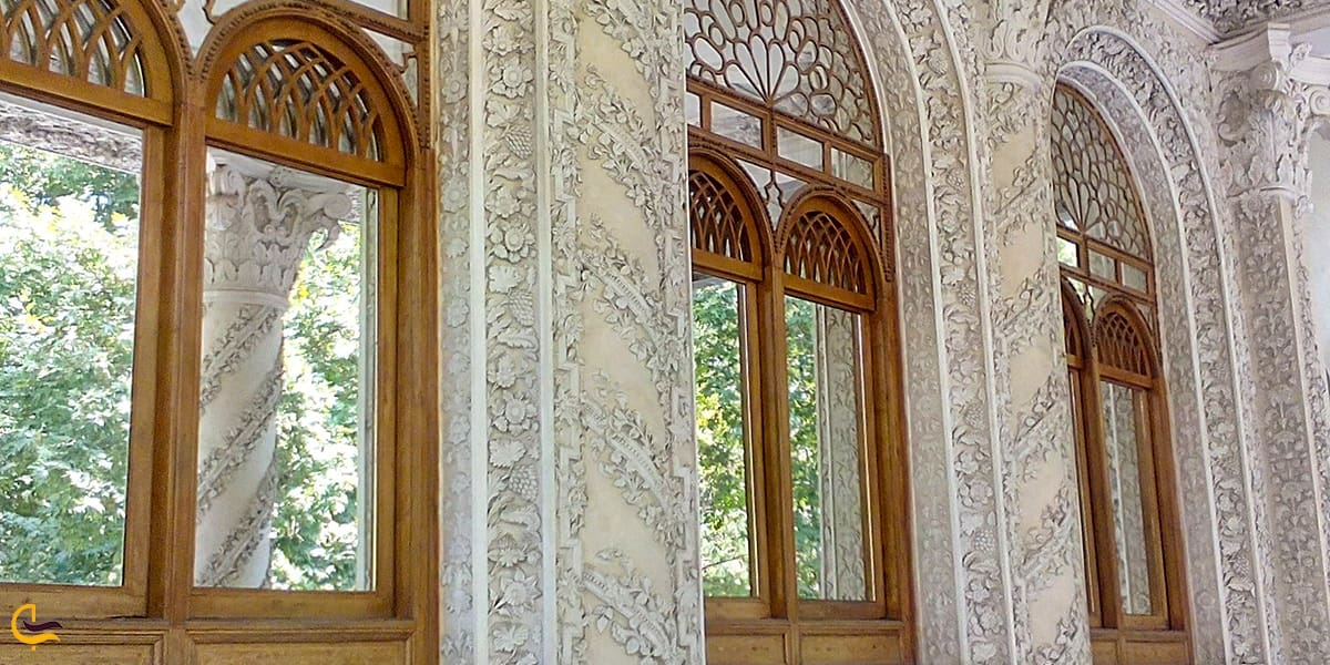 کنده کاری های زیبای دیوارهای عمارت باغ فردوس