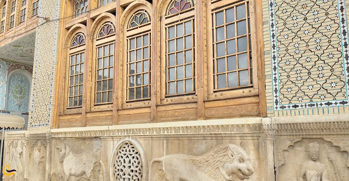 تصویر نمای دیوار های کنده کاری و پنجره های منبت شده باغ نارنجستان قوام شیراز