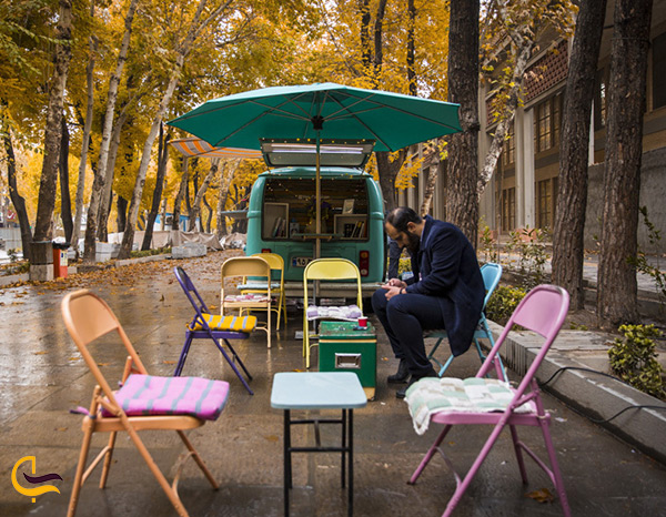 تصویر زیبای کافه سیار در خیابان چهارباغ عباسی اصفهان