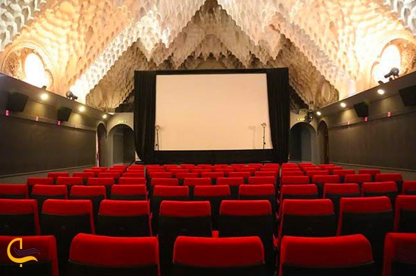 سالن سینمای موزه سینما با اکران فیلم با تمامی امکانات در باغ فردوس تهران