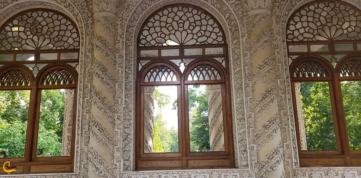 تصویر زیبای گچبری های دیوار ها و پنجره های چوبی زیبای باغ فردوس تهران
