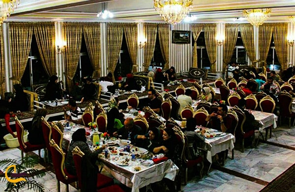 تصویر سالن بزرگ و فضای زمستانی رستوران حاج حسن مشهد