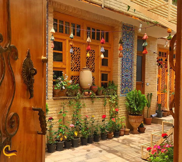 تصویر هنری و فوق العاده زیبا از نمای در ورودی هتل و اقامتگاه سیراه در شیراز