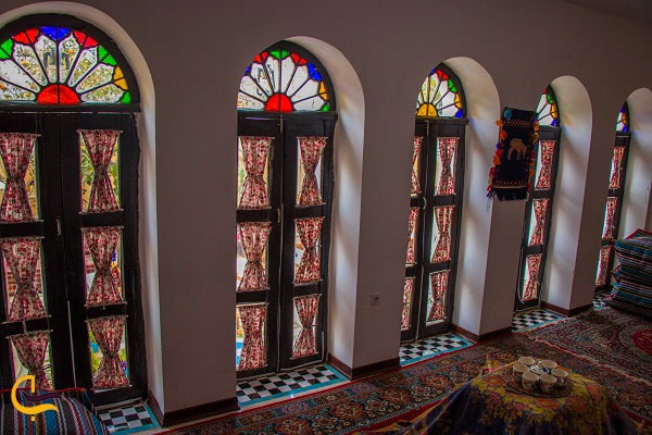 تصویر بسیار زیبا از دکور هنری و پنجره های هتل ترنجستان شیراز