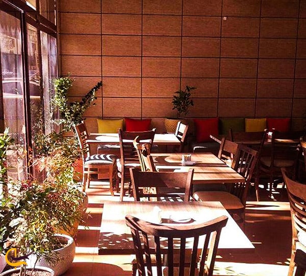 تصویر زیبای نمای داخل کافه رستوران دنج قوام شیراز