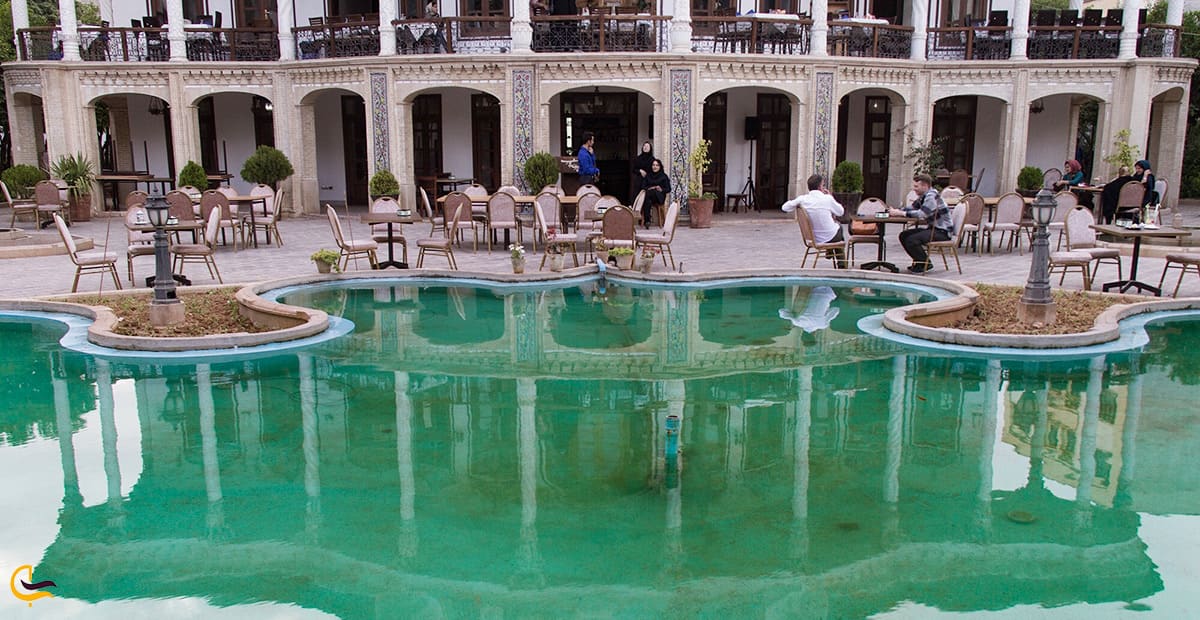 تصویر رستوران زیبای عمارت شاپوری در هوای آزاد باغ خانه شاپوری در شیراز
