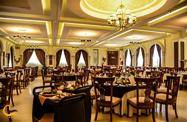 تصویر نمای داخلی رستوران شیک و زیبای ارم شاندیز مشهد