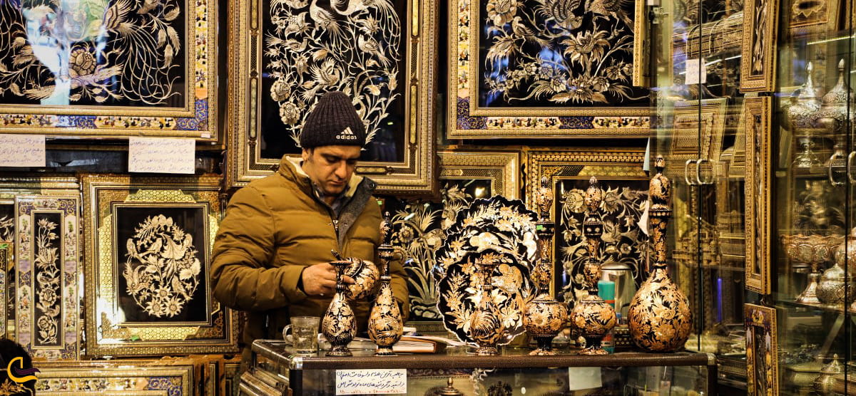 فروش صنایع دستی در بازار بزرگ اصفهان