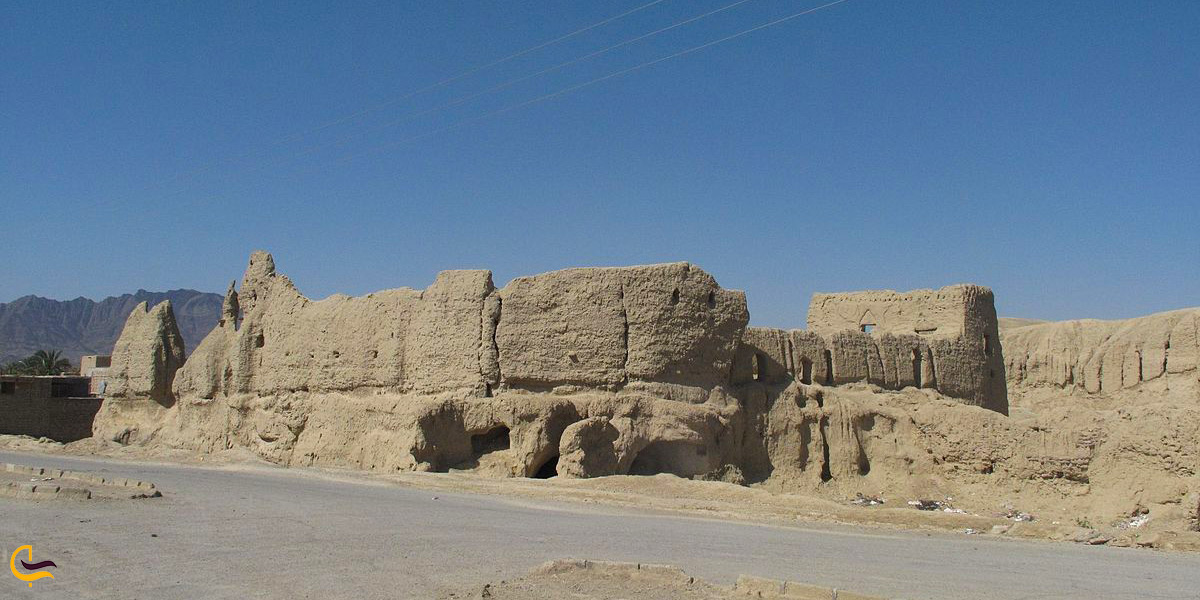 بناهای باستانی و سنگ نگاره های قدیمی سراوان